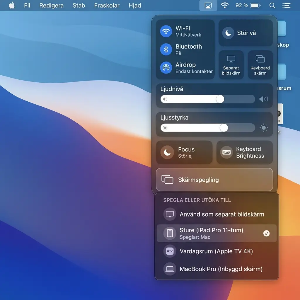 macOS Kontrollcenter med Skärmspegling-meny öppen — iPad listad under Spegla eller utöka till